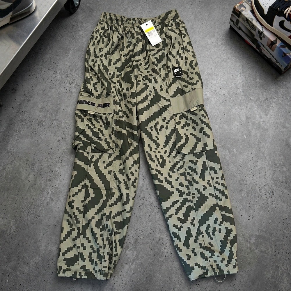 NWT Nike Air Men's Woven Cargo Pants Light Army Camo HQ9468-320 Size Small